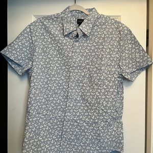 Short sleeved men’s floral button up.